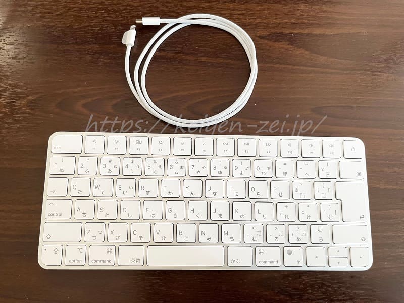 Apple Magic Keyboardと付属のケーブル